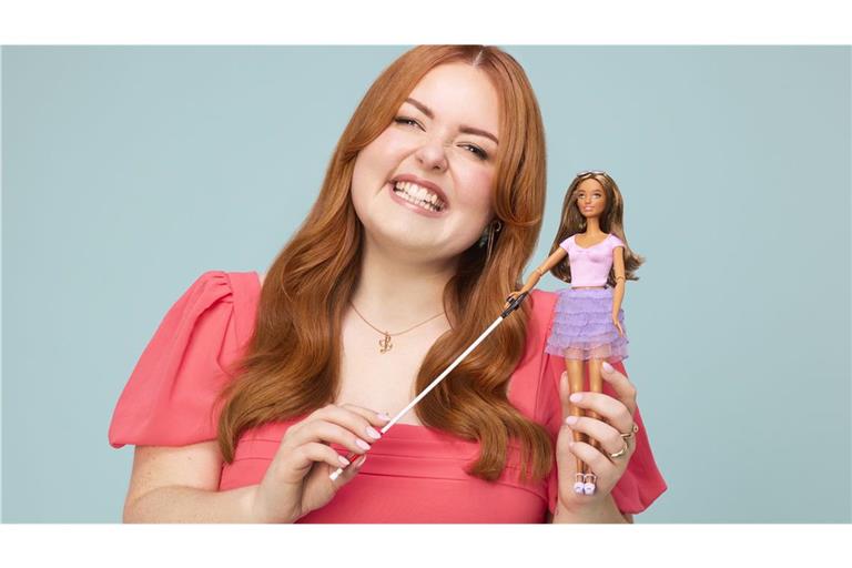 Lucy Edwards, selbst  blind und Behindertenaktivistin, präsentiert in London die erste blinden Barbie.