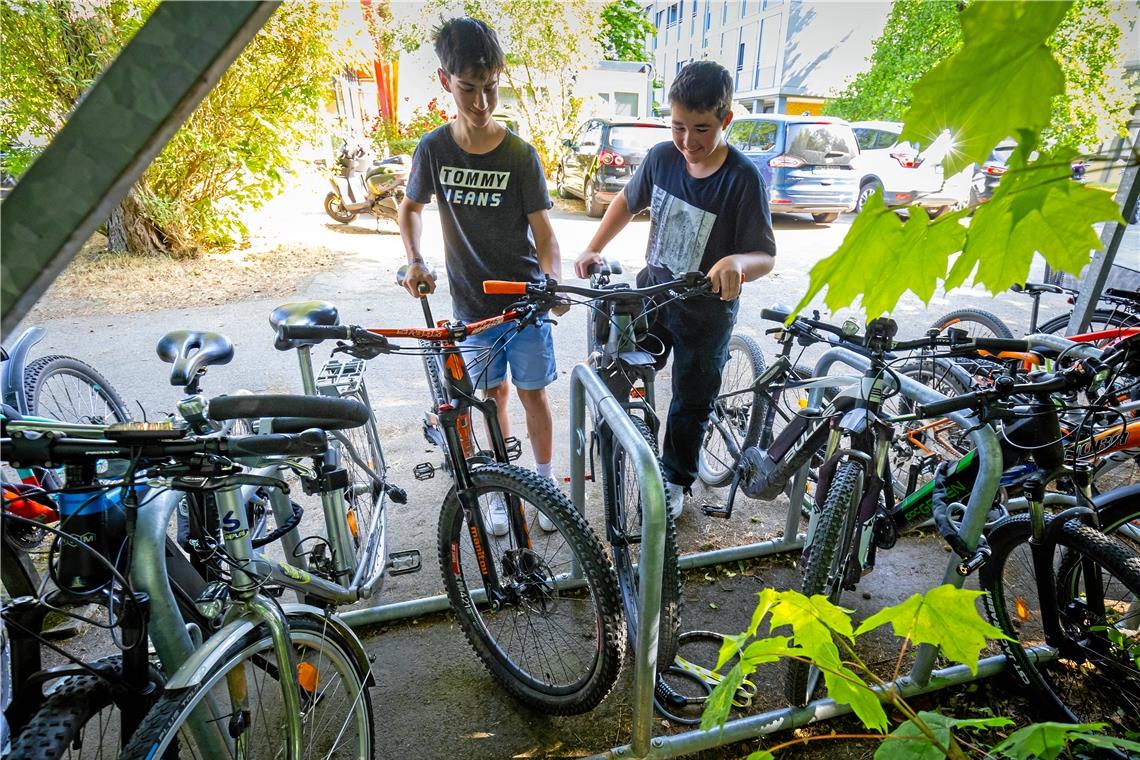 Backnanger Schulen radeln um die Wette Ludwig (links) und Luca geben derzeit ordentlich Gas, um möglichst viele Kilometer mit dem Rad zu fahren und beim Schulradeln die Nase vorn zu haben. Foto: Alexander Becher