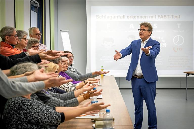 Ludwig Niehaus erklärt den Ehrenamtlichen, wie der FAST-Test funktioniert.  Fotos: Alexander Becher