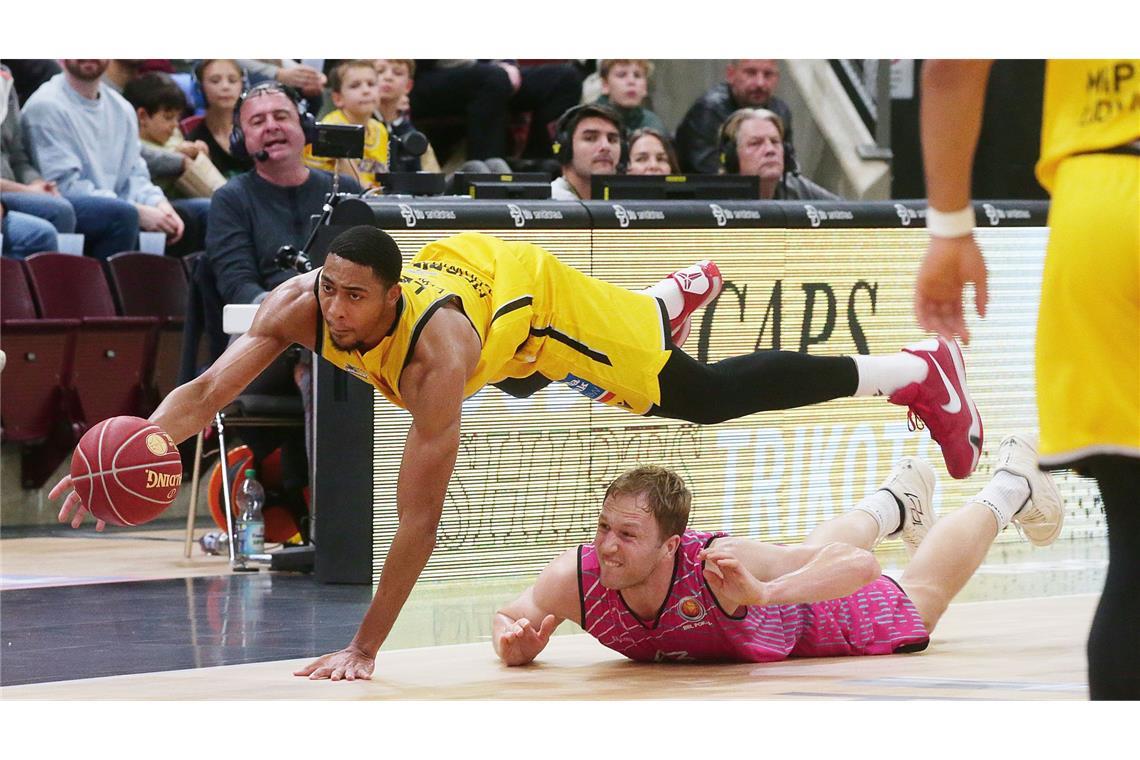 Ludwigsburg (mit Jaren Lewis, oben) gegen Bonn gab es bereits dreimal in dieser Saison.