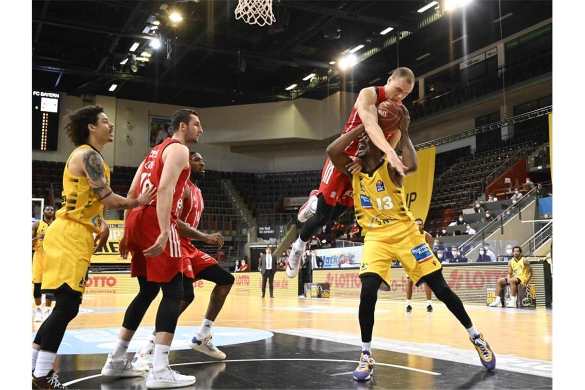 FC Bayern gleicht im Playoff-Halbfinale mit 82:72 aus Ludwigsburgs Yorman Polas Bartolo (r) spielt gegen Münchens Robin Amaize. Foto: Thomas Kienzle/dpa