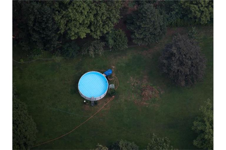 Luftansicht auf einen Swimmingpool. Foto: Ralf Hirschberger/dpa/Symbolbild