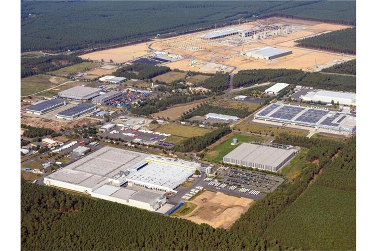 Luftaufnahme der künftigen Tesla-Gigafactory. Der US-Elektroautobauer hat eine wichtige Hürde für die Genehmigung seiner Fabrik in Grünheide bei Berlin genommen. Foto: Soeren Stache/dpa-Zentralbild/dpa