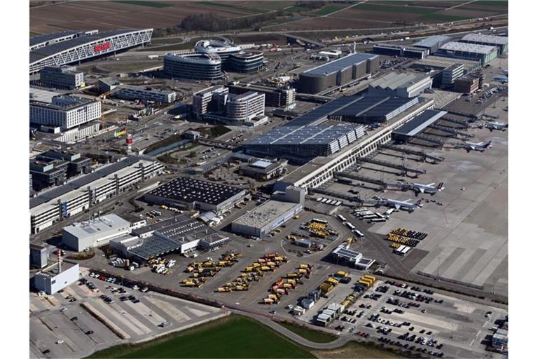 Luftbild, aus einem Flugzeug aufgenommen, vom Stuttgarter Flughafen. Foto: Uli Deck/dpa