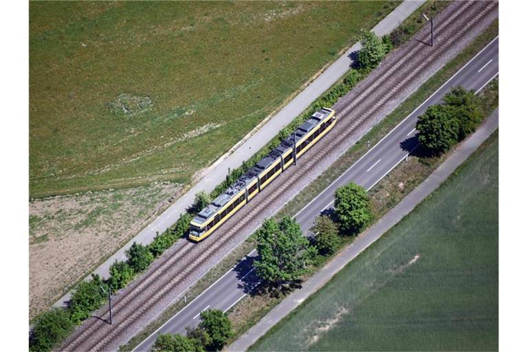 Luftbild, aus einem Flugzeug aufgenommen, von einer Straßenbahn bei Karlsruhe. Foto: Uli Deck/dpa/Archivbild