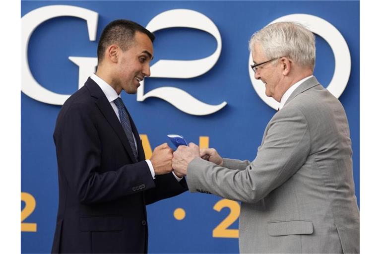 Luigi Di Maio (l), Außenminister von Italien, begrüßt Marc Garneau, Außenminister von Kanada. Foto: Antonio Calanni/AP/dpa