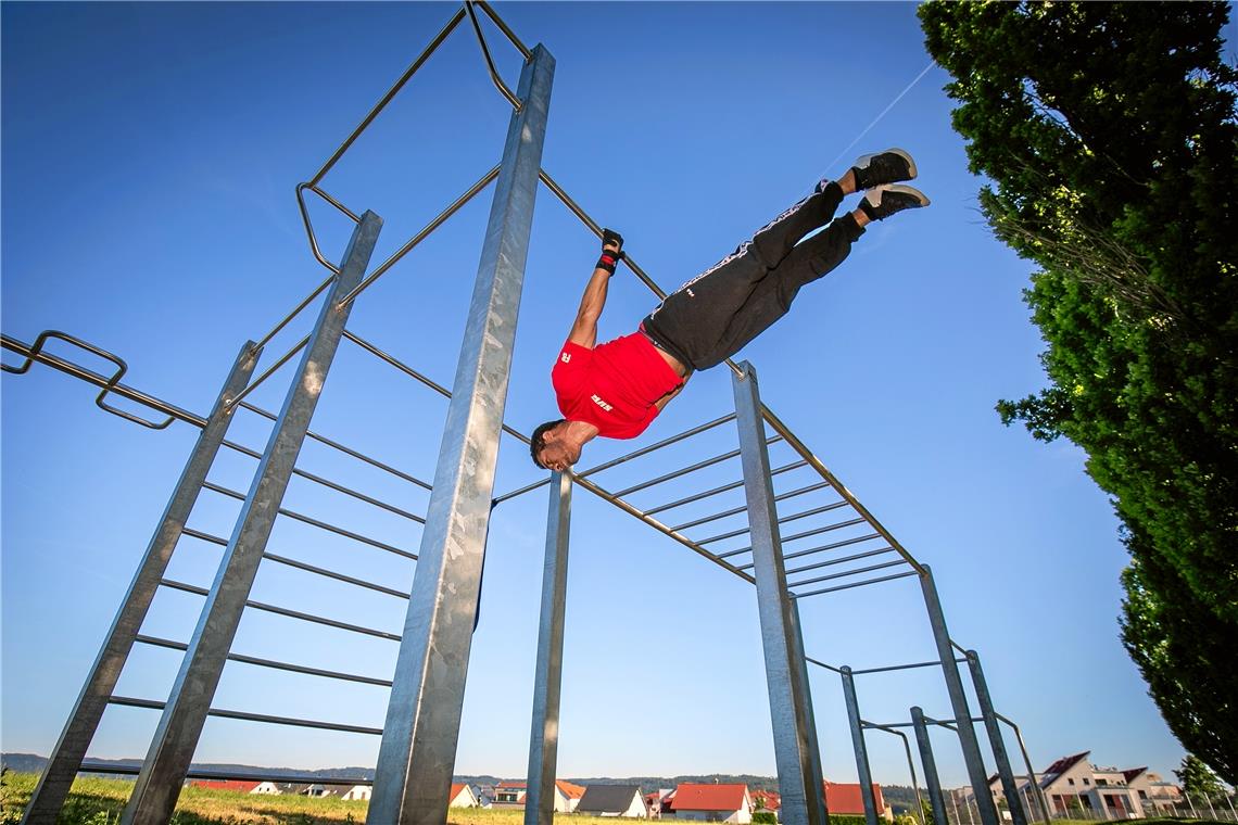 Luis Frank demonstriert den „Back Lever“, der neben Kraft auch viel Körperbeherrschung erfordert. Beim Calisthenics gibt es aber auch viele Übungen für Einsteiger.Foto: A. Becher