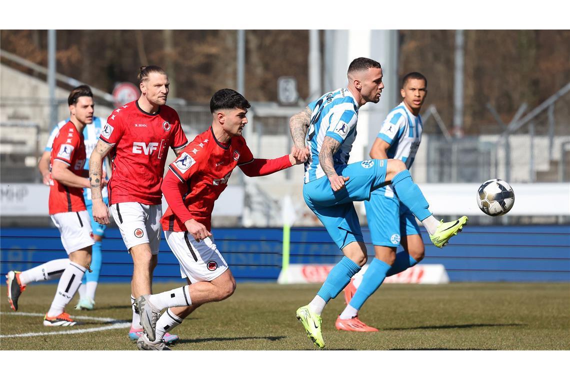 Lukas Kiefer behauptet den Ball gegen Oguzhan Kececi.