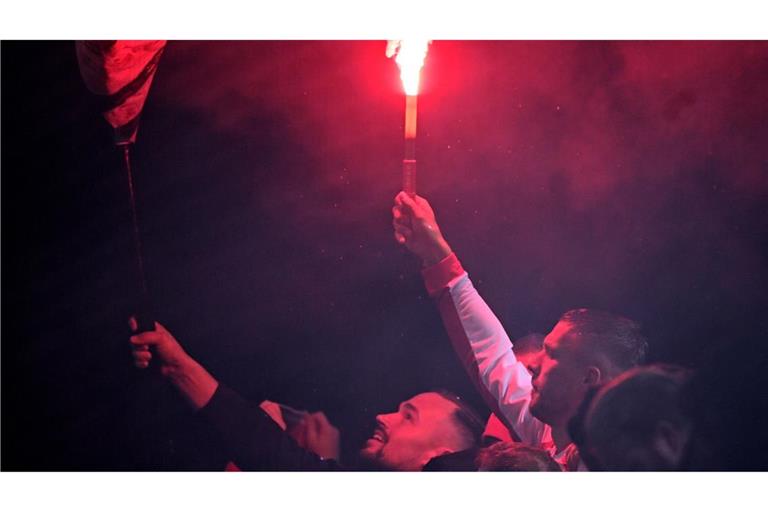 Lukas Podolski (rechts) hielt die Fackel beim Feiern mit Fans in der Hand. Aus Sicht der Polizei ist das eine Ordnungswidrigkeit. (Archivbild)