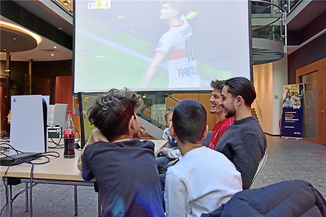 Lukas Stoppel (hinten) von der SG Sonnenhof freut sich über seinen Sieg im Viert...