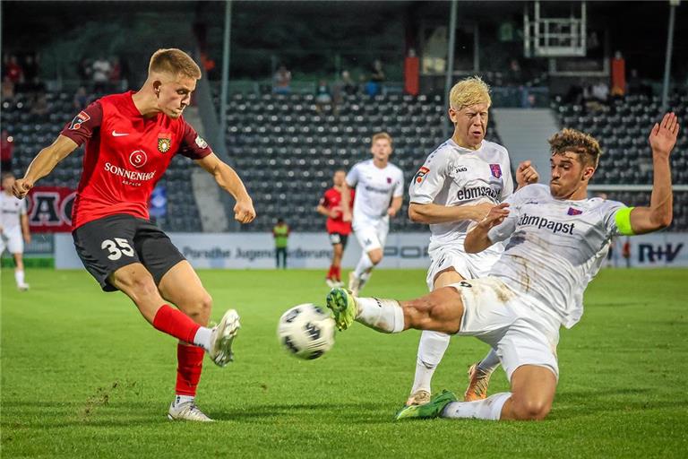 Lukas Stoppel (links) hat mit Großaspach das Oberliga-Spiel in dieser Saison gegen Hollenbach mit 2:3 verloren. Foto: Alexander Becher