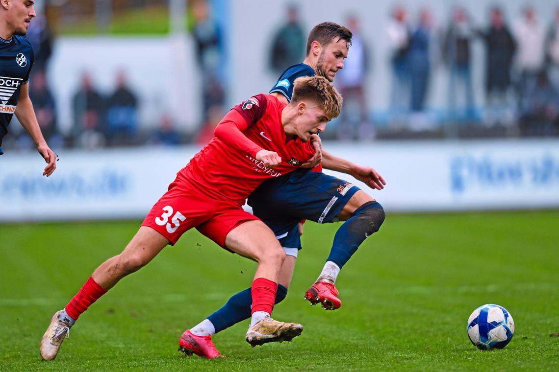 Lukas Stoppel (links) und die SG mussten sich mächtig rein legen, um in Pforzheim am Ende die Nase vorne zu haben. Foto: Silas Schüller