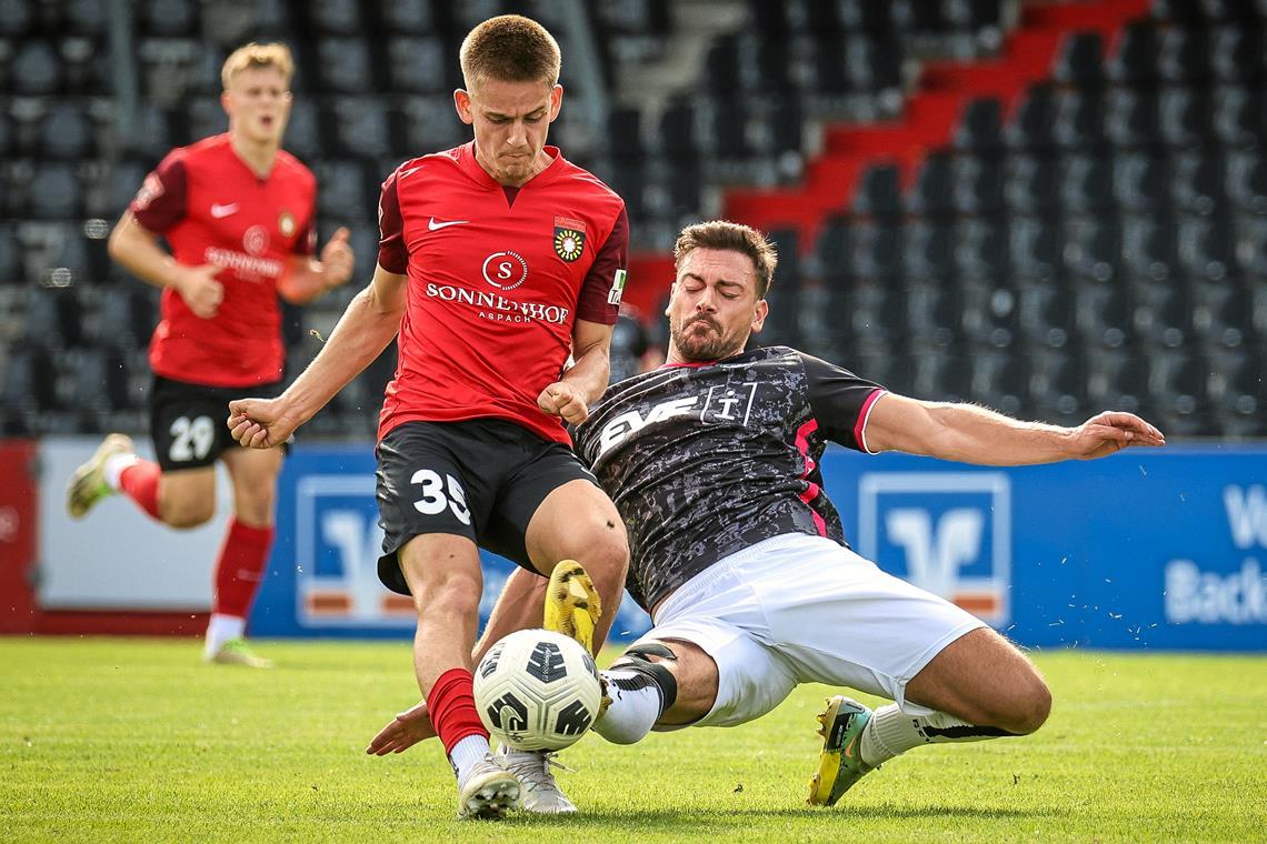 Lukas Stoppel (Mitte) hat rasch gelernt, sich bei den Männern durchzusetzen. Dabei dürfte er noch in der Jugend spielen. Foto: Alexander Becher