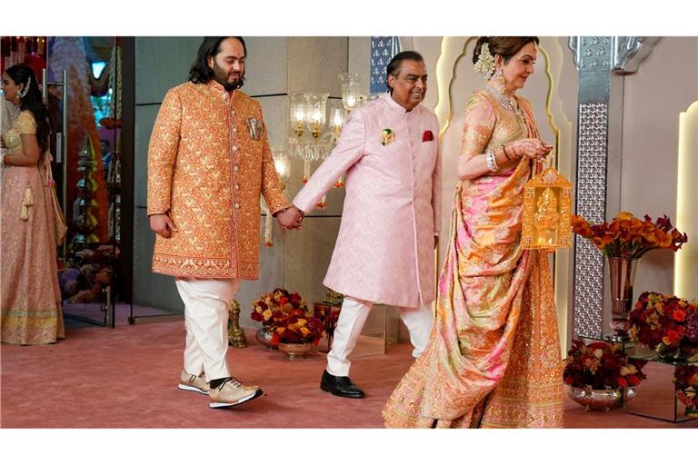 Luxushochzeit in Indien: Milliardär Mukesh Ambani (M), sein Sohn, der Bräutigam Anant Ambani und seine Ehefrau Neeta