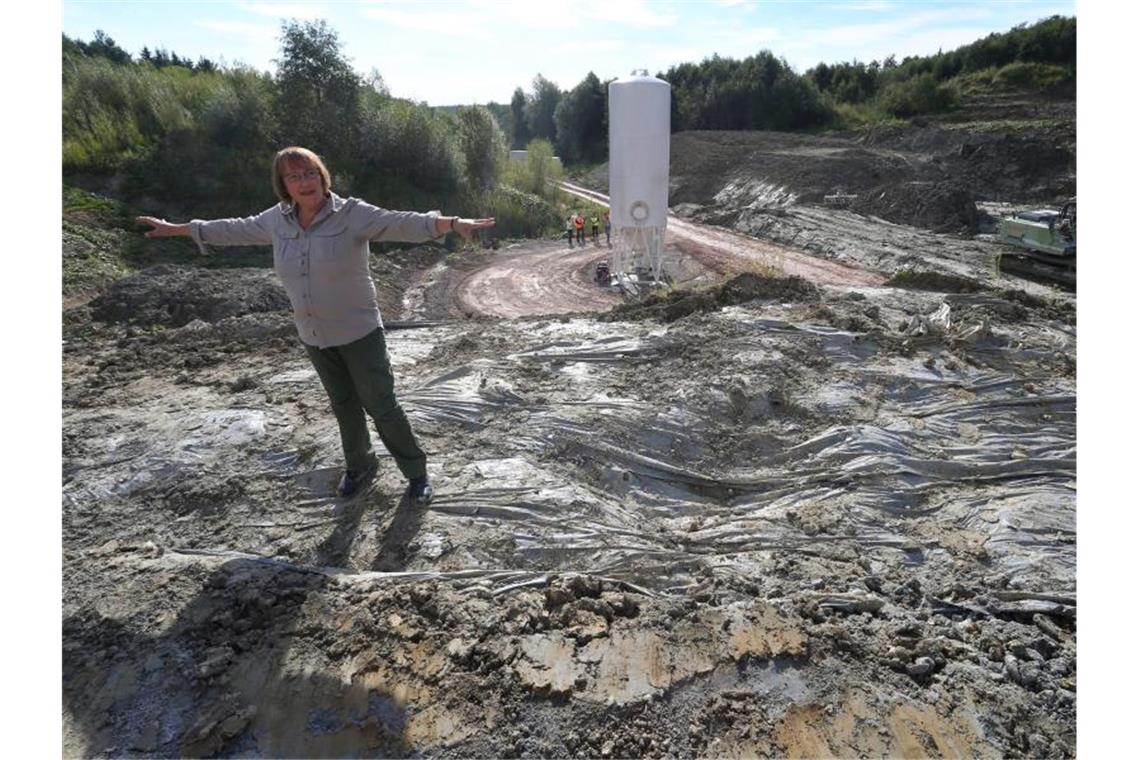 Forscher finden weitere Teile von Menschenaffe „Udo“ Madelaine Böhme, Paläontologin der Universität Tübingen, steht in der Tongrube „Hammerschmiede“ auf der mit Folie abgedeckten Fundstelle des rund 11,6 Millionen Jahre alten Menschenaffen „Udo“. Foto: Karl-Josef Hildenbrand/dpa/Archivbild