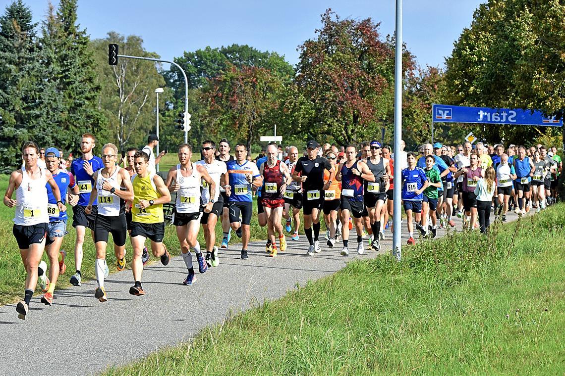 Männer-Sieger Lennart Nies (links) führt bereits kurz nach dem Start das Feld der insgesamt 199 Teilnehmer des Volkslaufes in Neuhütten an. Foto: Tobias Sellmaier