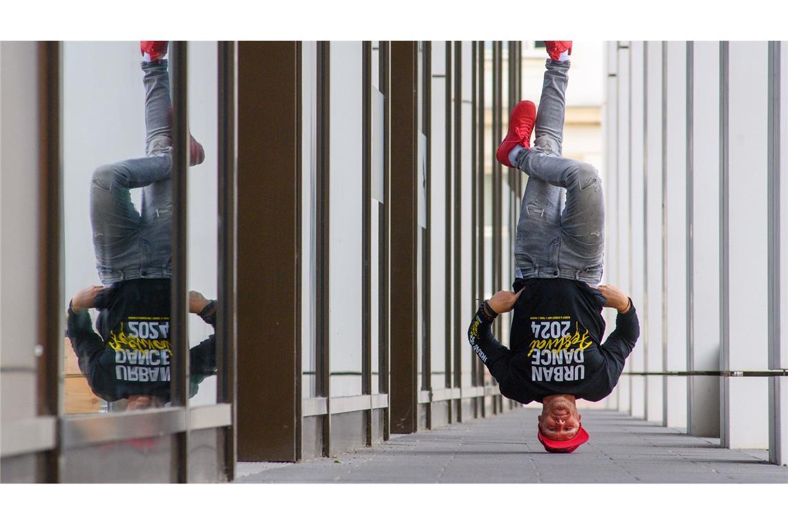 Magdeburg wird Austragungsort der Breakdance-Weltmeisterschaft im Oktober 2024: Nils Klebe von der Breakdance-Gruppe "Da Rookies" zeigt in der Innenstadt von Magdeburg einen "Head-Freeze"