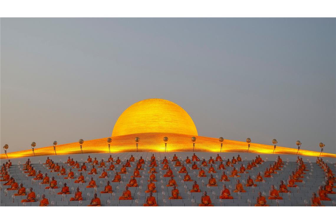 Magha Puja Fest in Thailand - Buddhistische Mönche beten im Wat Phra Dhammakaya Tempel.