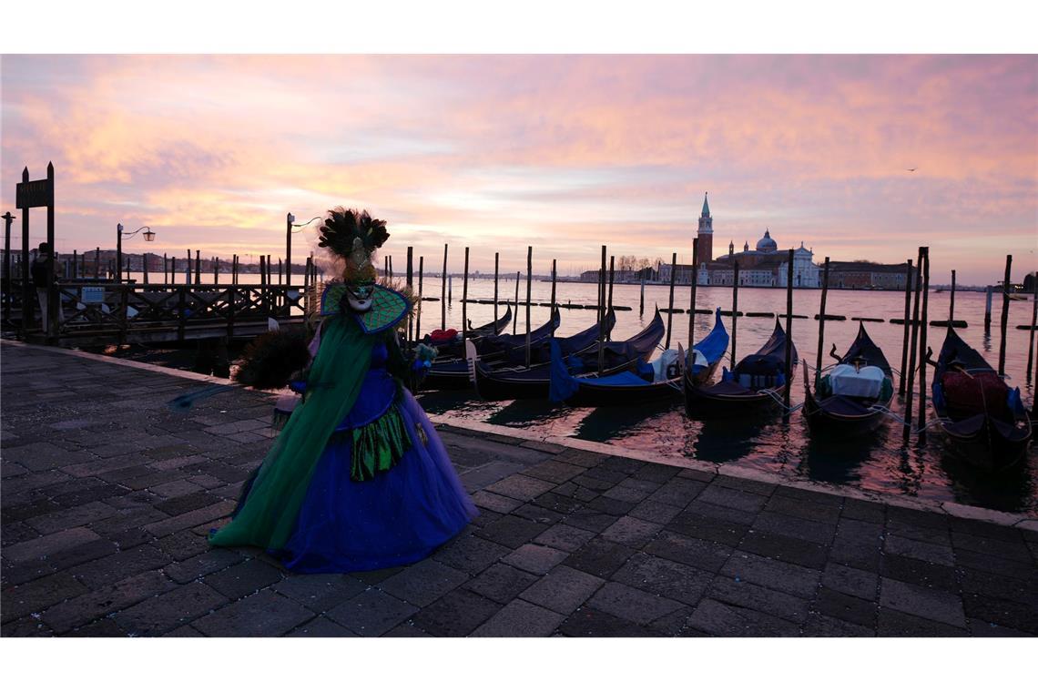 Magie in Venedig: Maskenzauber auf dem Markusplatz beim Karneval