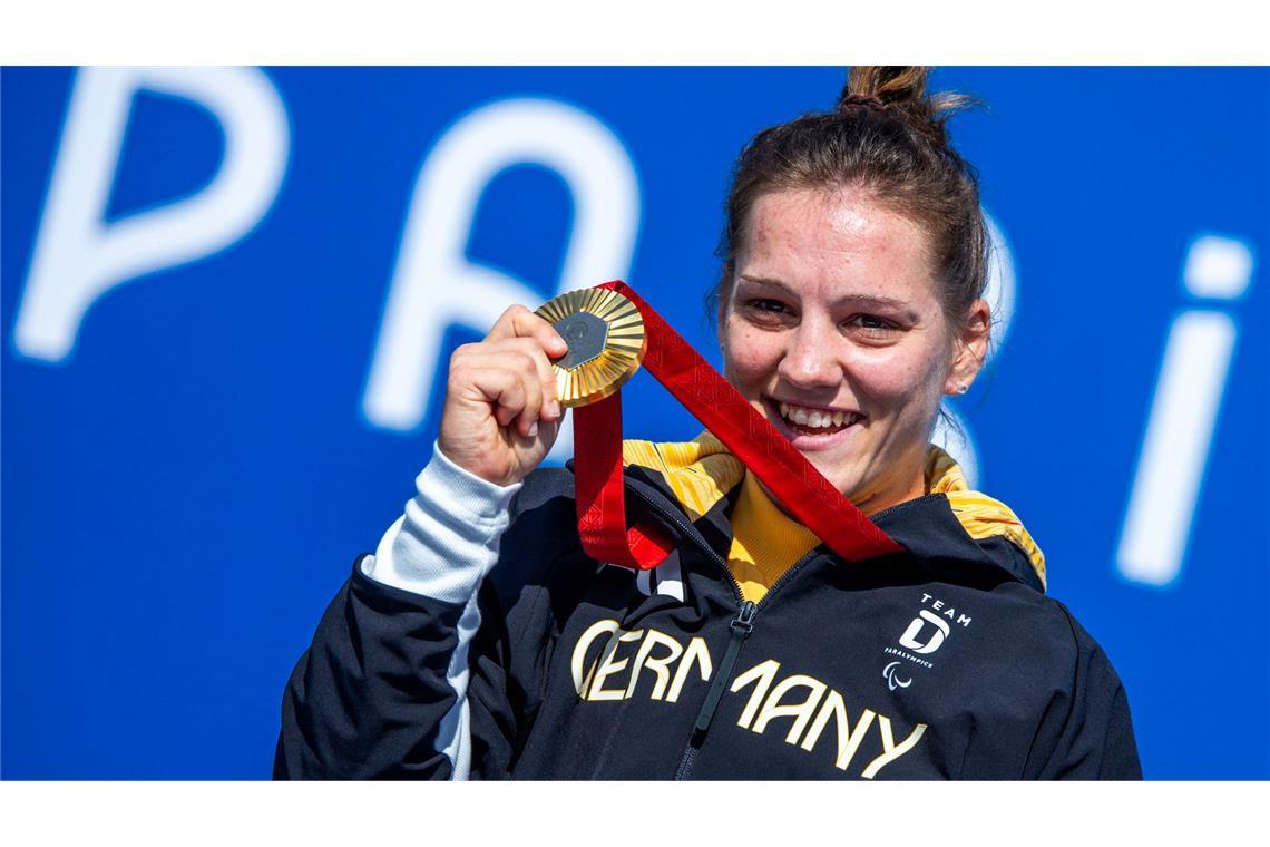 Maike Hausberger jubelt sich über ihre Goldmedaille im Einzelzeitfahren.