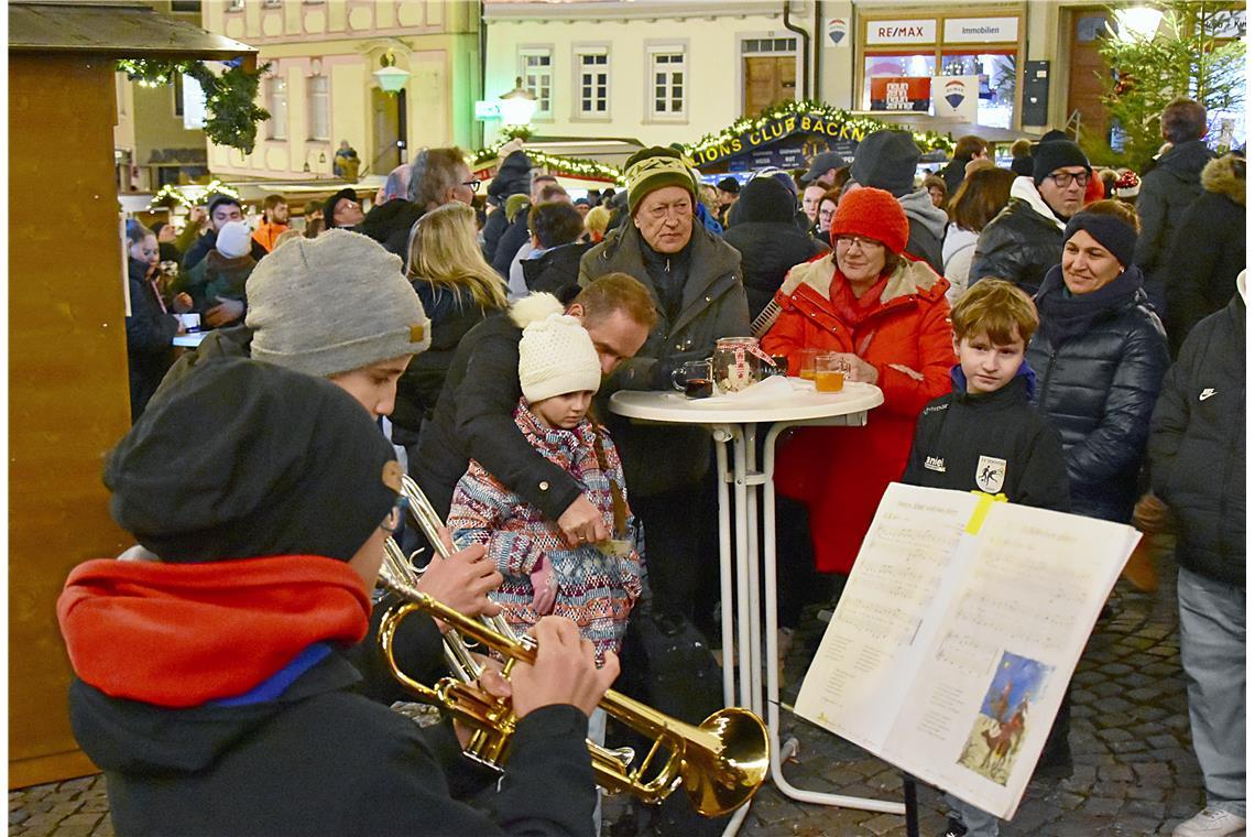 Makis und Korbinian, Siebtklässler des Tausgymnasiums, spielen zur Freude der Be...