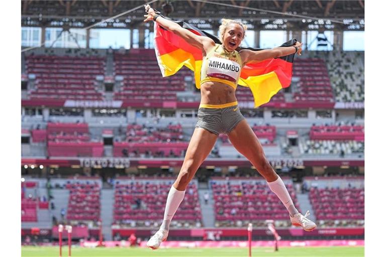 Malaika Mihambo aus Deutschland springt und jubelt über Gold in Tokio. Foto: Michael Kappeler/dpa/Archivbild