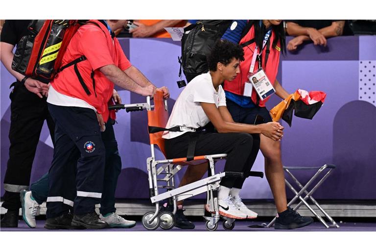 Malaika Mihambo wird nach ihrem Wettkampf mit einem Rollstuhl aus dem Stade de France gefahren.