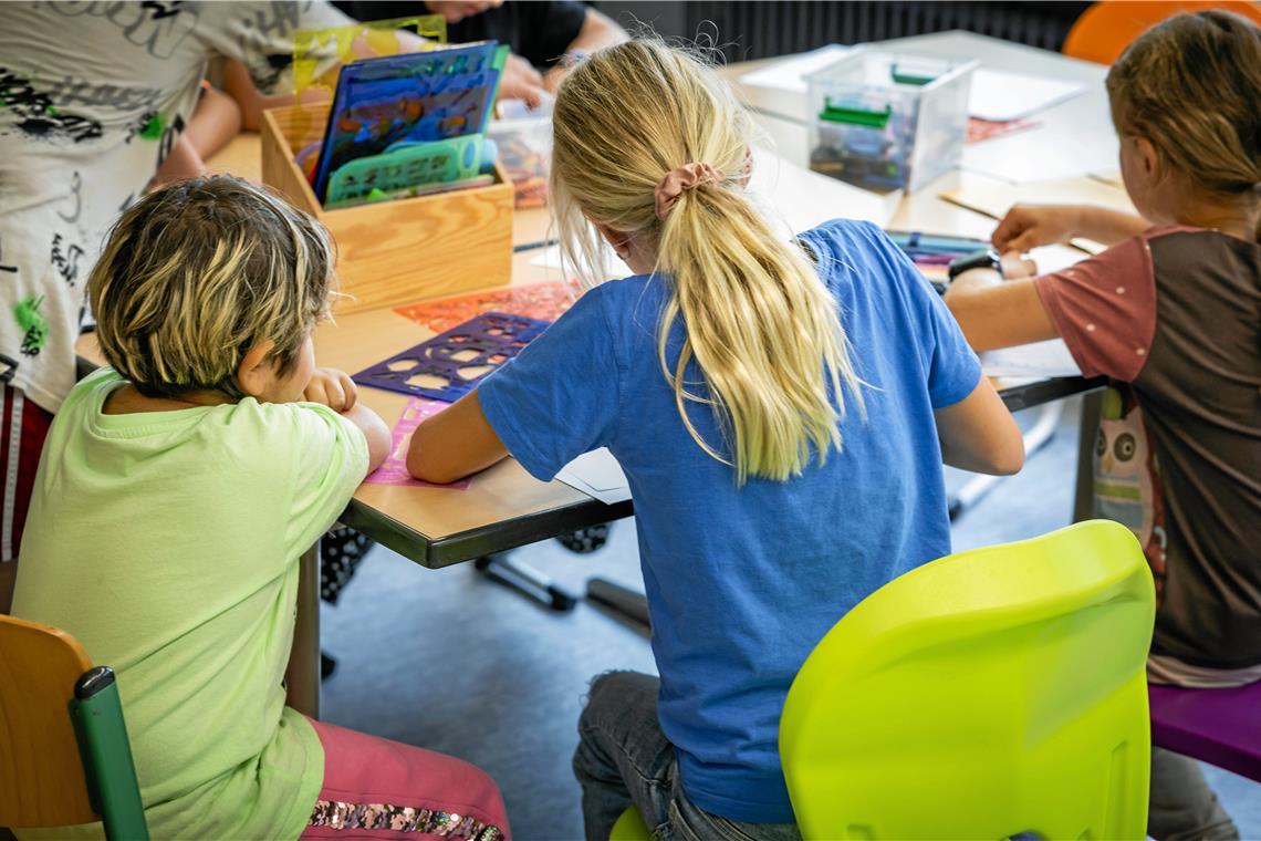 Malen, spielen, Hausaufgaben machen: Die Betreuungsangebote an den Grundschulen werden wie hier in Sulzbach an der Murr rege genutzt. Die Zeiten und Modelle sind dabei von Gemeinde zu Gemeinde unterschiedlich. Foto: Alexander Becher