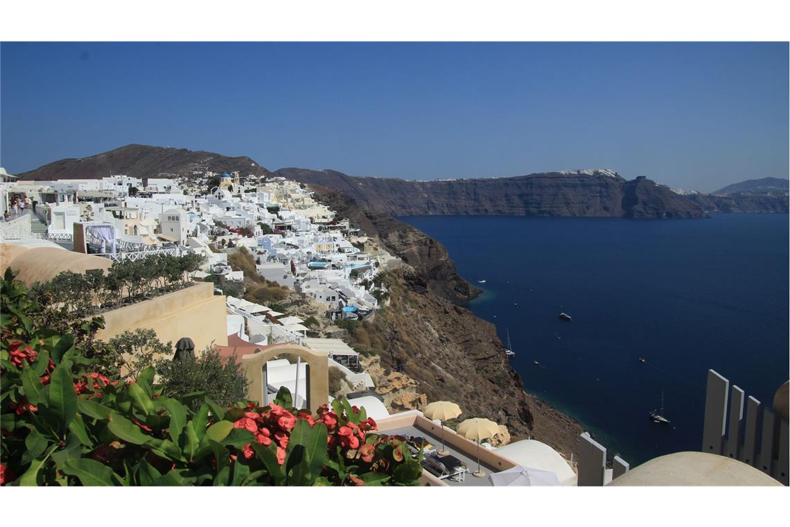 Malerisches und potenziell gefährliches Vulkan-Eiland: Blick auf Santorini.