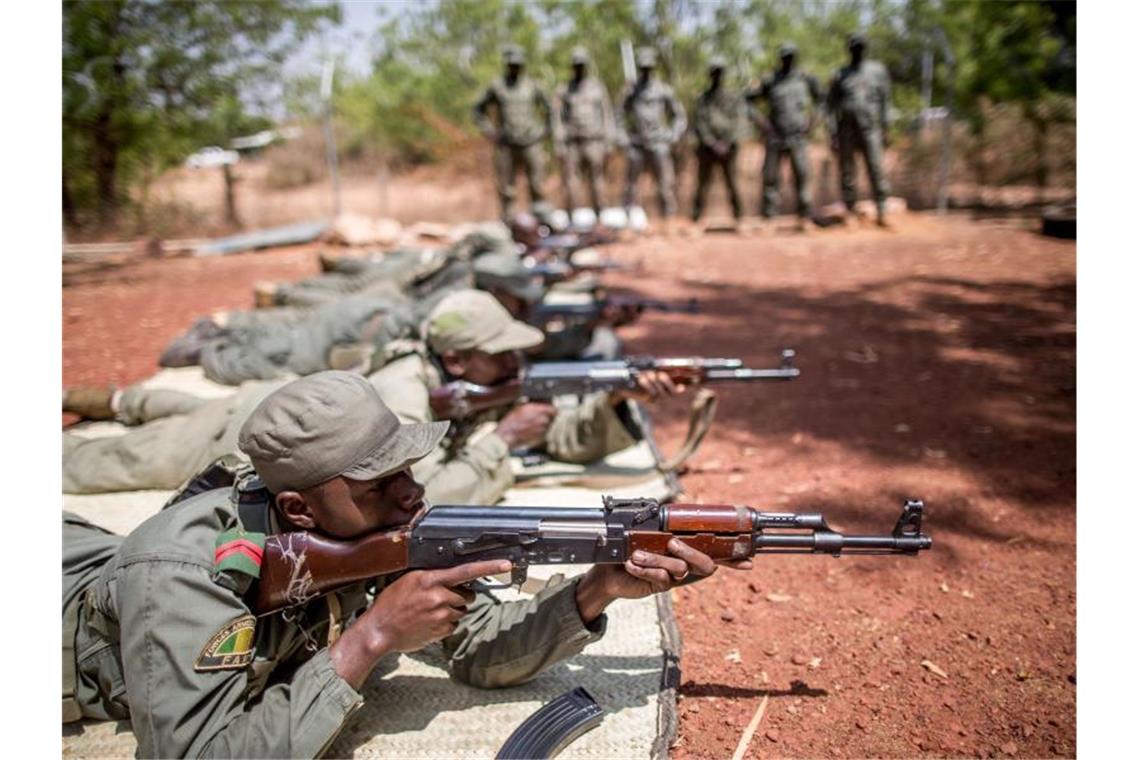 Wehrbeauftragter Bartels: Kein „Weiter so“ in der Sahelzone Malische Soldaten werden in Koulikoro, Mali, von UN-Soldaten der Bundeswehr trainiert. Foto: Michael Kappeler/dpa