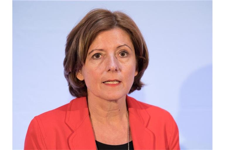 Malu Dreyer (SPD), Ministerpräsidentin von Rheinland-Pfalz, während einer Pressekonferenz. Foto: Soeren Stache/Archivbild