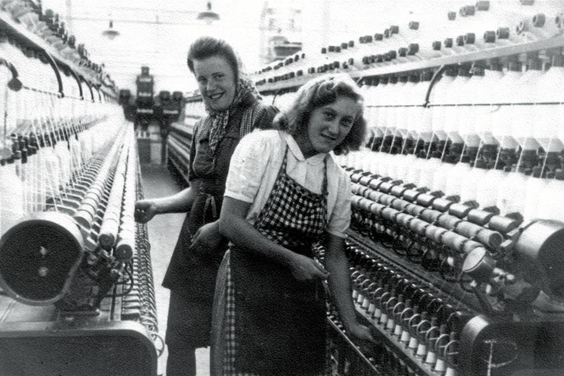 „Mama in der Spinne“ nennt die Tochter von Marianne Gloger (rechts) dieses Foto, das in den 1950er-Jahren entstand.