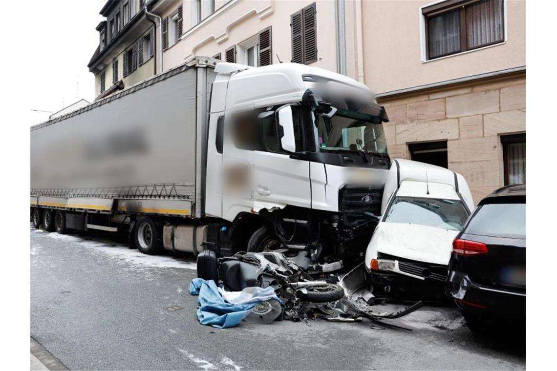 Weiter Ursachenforschung nach Verwüstungs-Fahrt in Fürth „Man muss sich wirklich Gedanken machen, wie das mit Lkw-Gefahren in großstädtischen Wohngebieten ausschaut“, resümiert Fürths OB Jung nach dem Vorfall. Foto: Löb Daniel/dpa