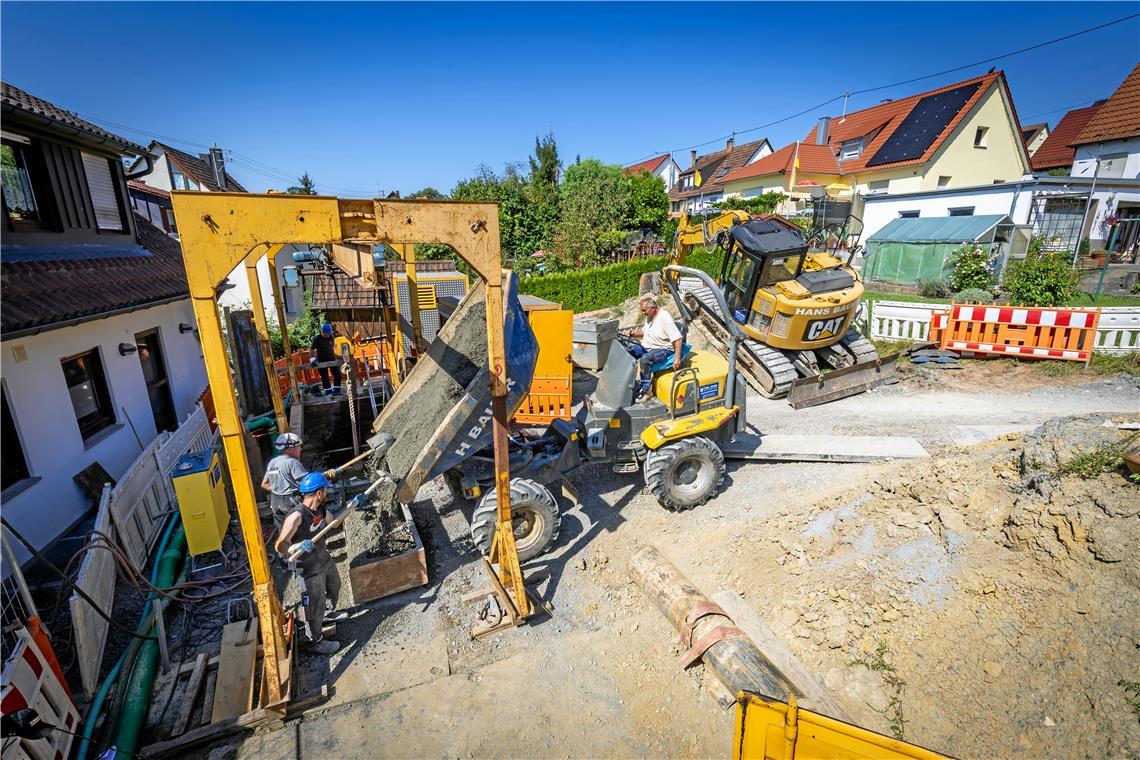 Manche Baugruben direkt an den Häusern sind sieben Meter tief, die Gärten völlig umgepflügt. Büsche, Gartenhäuschen, Hasenställe – alles musste weichen. Fotos: Alexander Becher