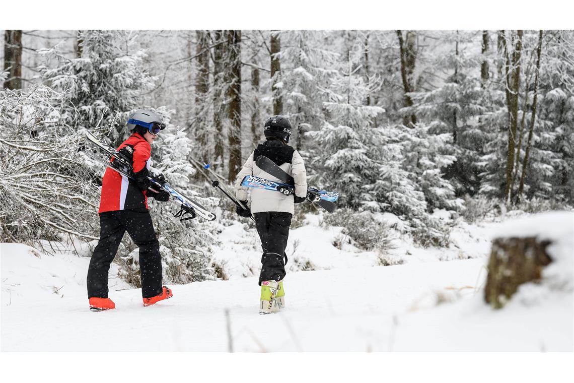 Manche nutzen das Wetter für Wintersport.