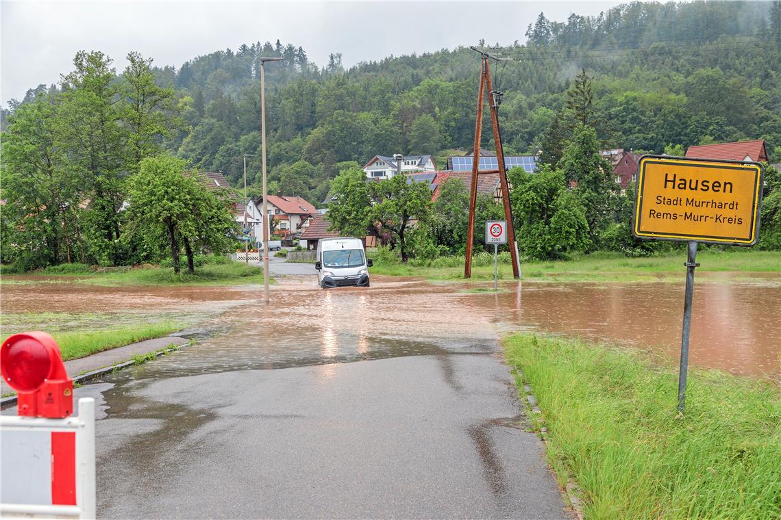 Manche Straßen, wie hier in Murrhardt-Hausen, sind überschwemmt worden. Foto: Stefan Bossow