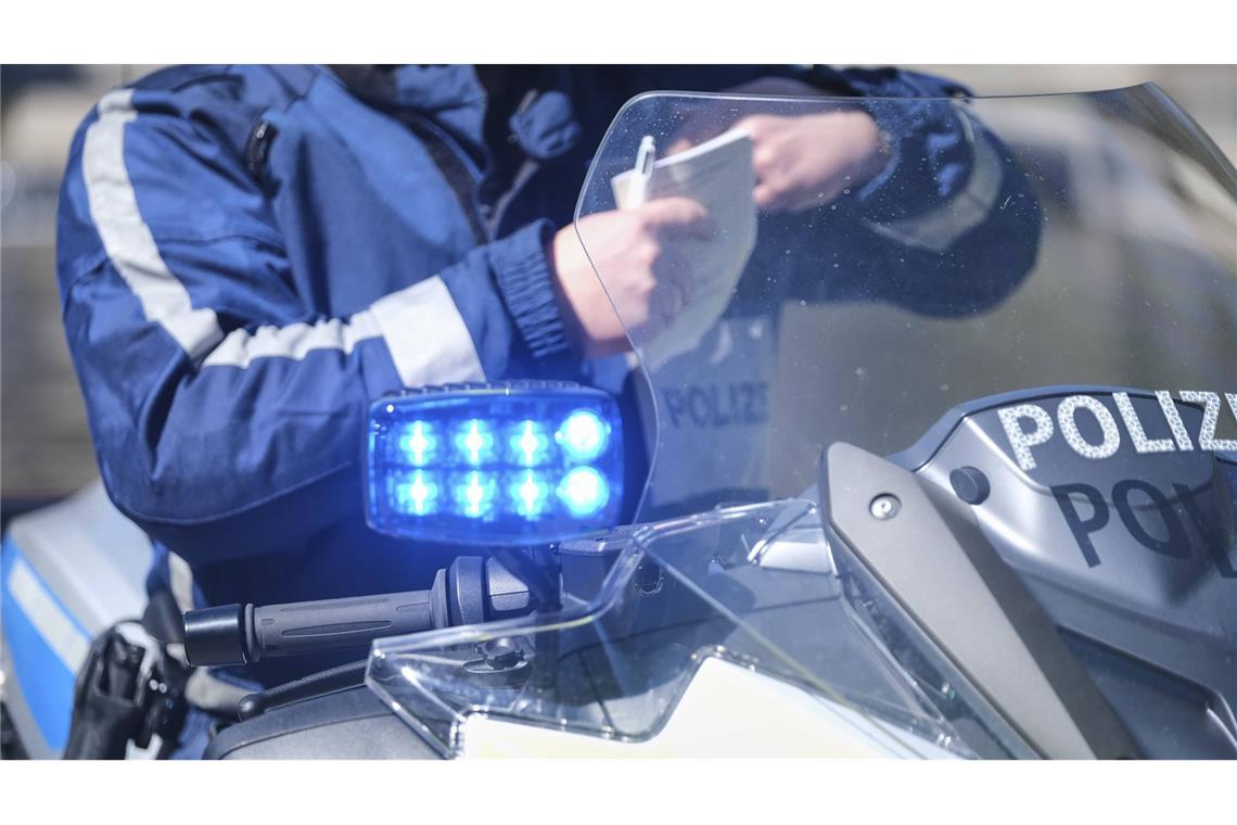 Manche Verkehrsregeln ahndet die Polizei „nur“ mit einem Verwarnungsgeld. Wer sie kennt, schont den Geldbeutel.  (Symbolbild)