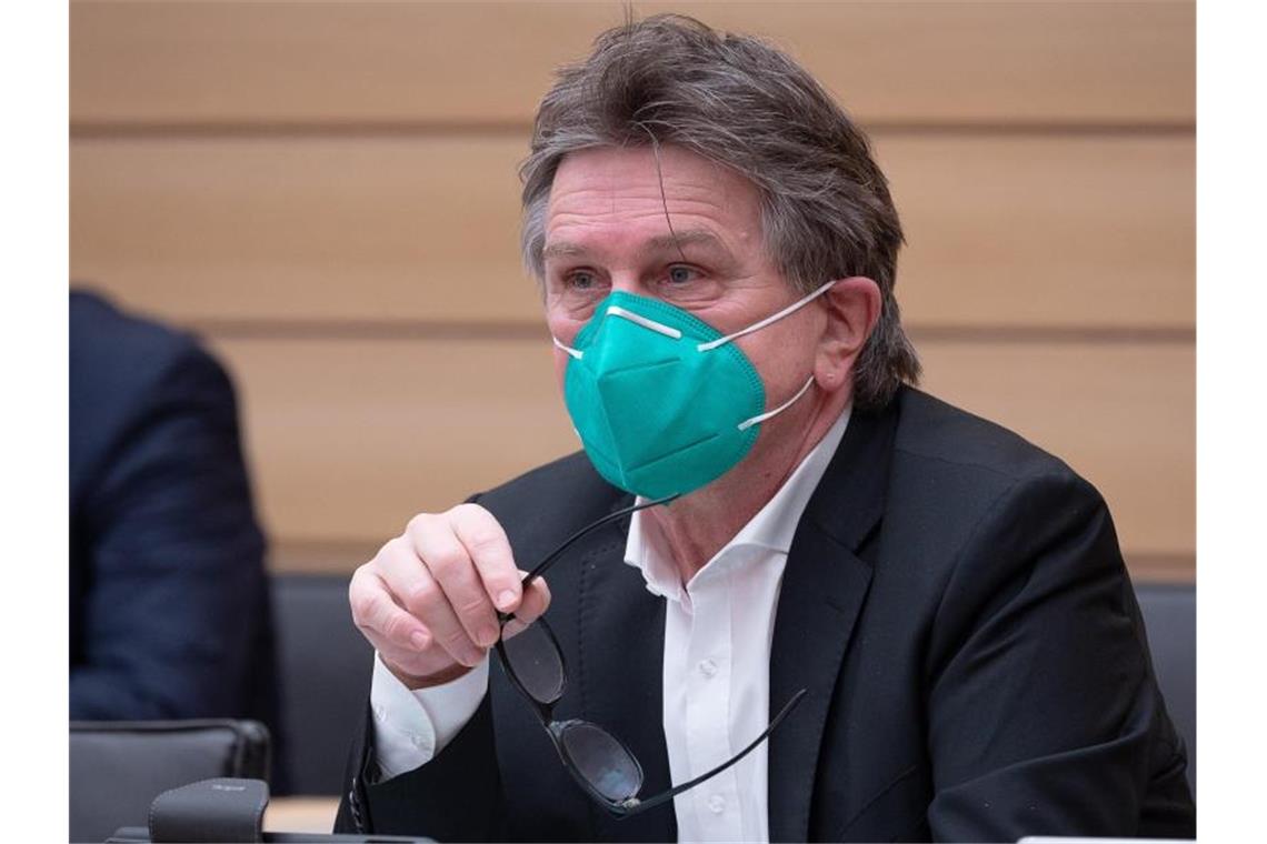 Lucha: Signale für Corona-Lockerungen wären „grundfalsch“ Manfred Lucha (Bündnis 90/Die Grünen), Gesundheitsminister von Baden-Württemberg, mit Mundschutz. Foto: Sebastian Gollnow/dpa/Archivbild