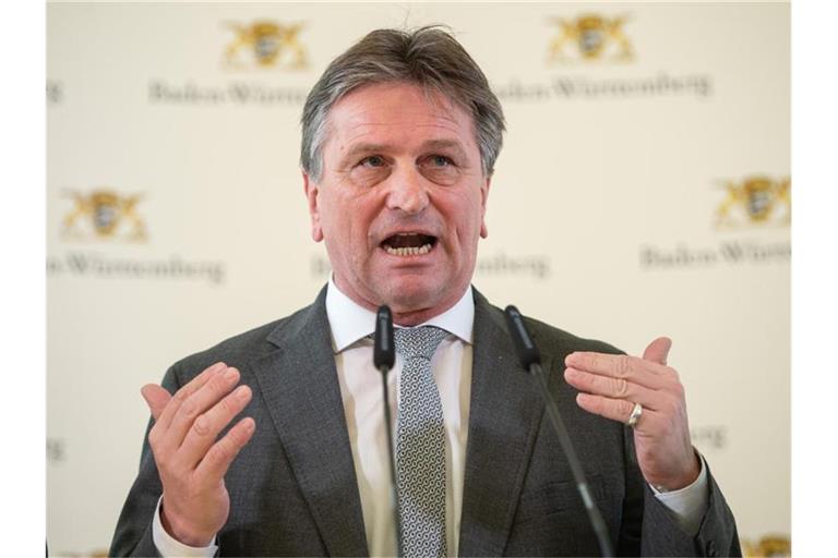 Manfred Lucha (Bündnis 90/Die Grünen), Gesundheitsminister von Baden-Württemberg, spricht während einer Pressekonferenz. Foto: Sebastian Gollnow/dpa