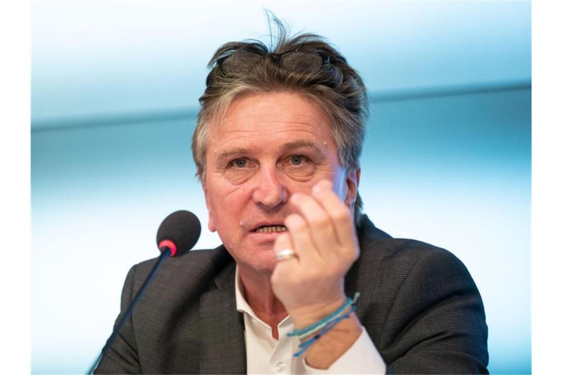 Minister: Mehr Tests für Personal in Alten- und Pflegeheimen Manfred Lucha (Bündnis 90/Die Grünen), Minister für Gesundheit, gestikuliert. Foto: Marijan Murat/dpa