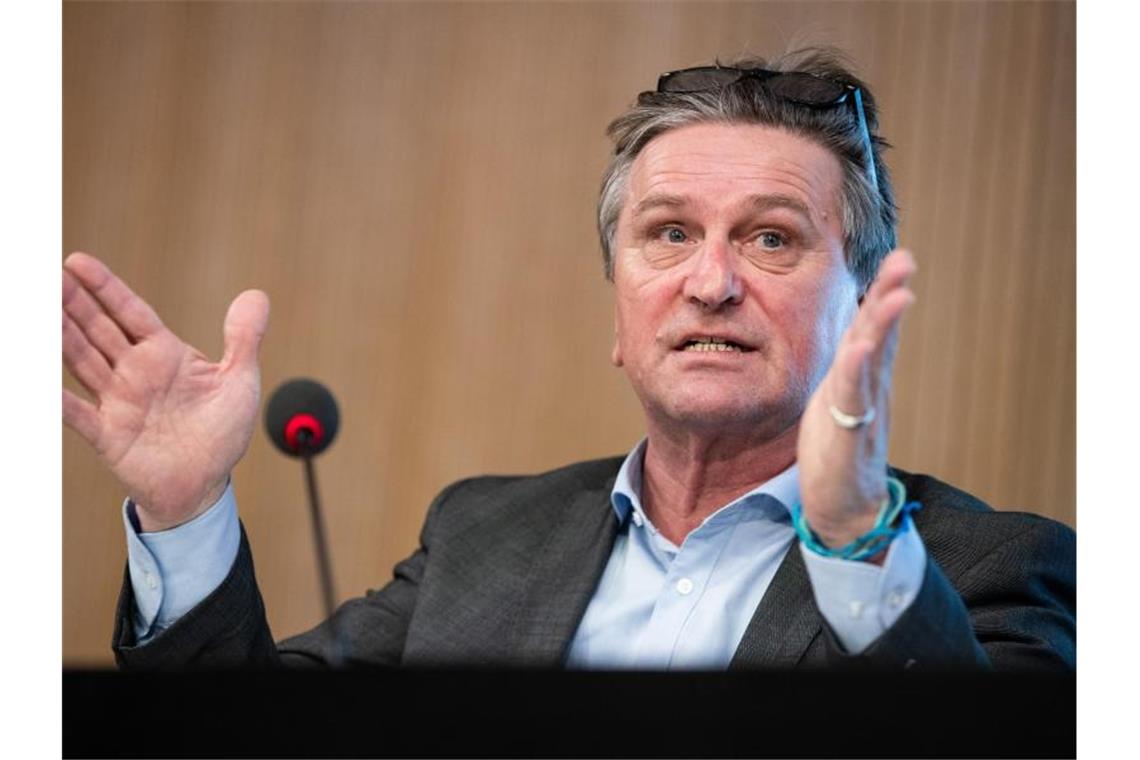 Lucha würde Söder Klausur in Schweigekloster empfehlen Manfred Lucha (Bündnis 90/Die Grünen), Minister für Gesundheit in Baden-Württemberg, spricht. Foto: Christoph Schmidt/dpa