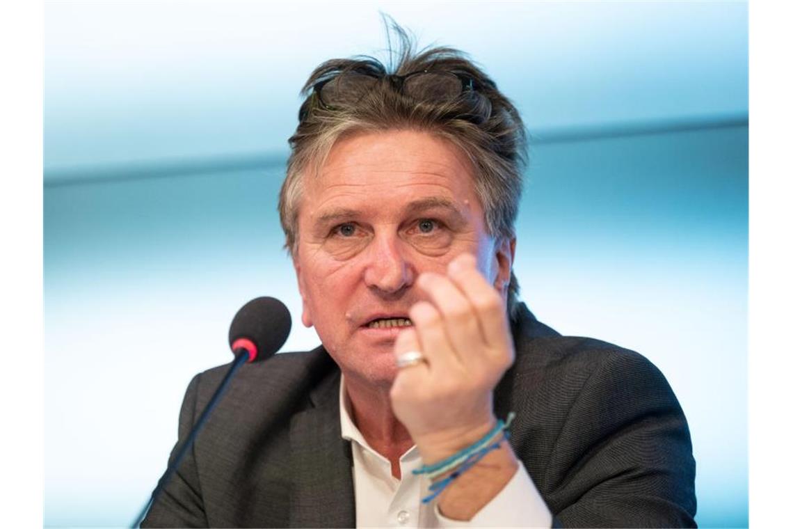 Klinikmitarbeiter bekommen bis zu 1500 Euro Corona-Prämie Manfred Lucha (Bündnis 90/Die Grünen) nimmt an einer Pressekonferenz teil. Foto: Marijan Murat/dpa/Archivbild