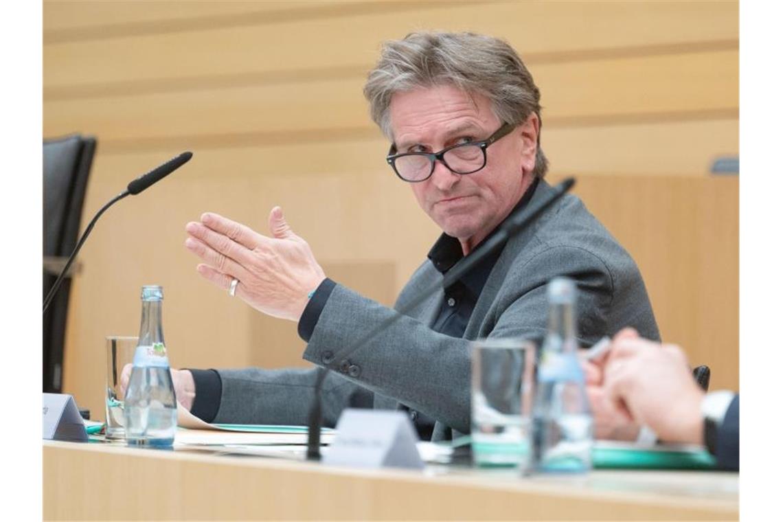 Manfred Lucha (Bündnis 90/Die Grünen), Sozialminister von Baden-Württemberg, gestikuliert. Foto: Marijan Murat/dpa/Archivbild