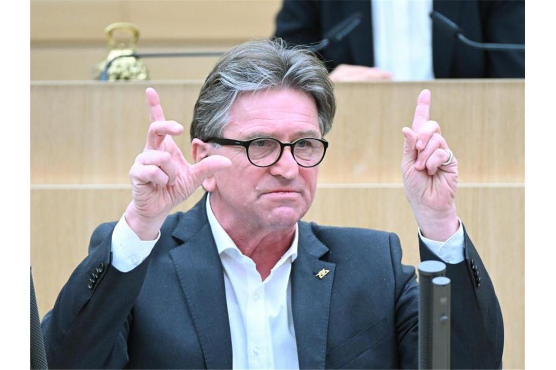 Manfred Lucha (Bündnis 90/Die Grünen) spricht im Landtag bei einer Plenardebatte. Foto: Bernd Weißbrod/dpa