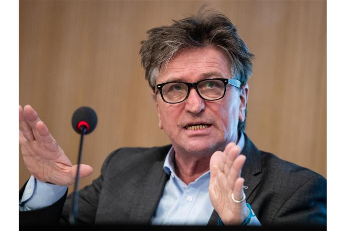 Manfred Lucha (Bündnis 90/Die Grünen) spricht. Foto: Christoph Schmidt/dpa/Archivbild