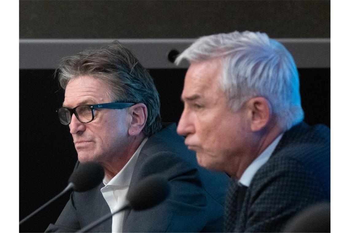 Manfred Lucha (l, Bündnis 90/Die Grünen), Minister für Soziales und Integration in Baden-Württemberg, und Thomas Strobl (CDU), Innenminister von Baden-Württemberg sitzen gemeinsam im Landtag. Foto: Nicole Eyberger/dpa/Archivbild