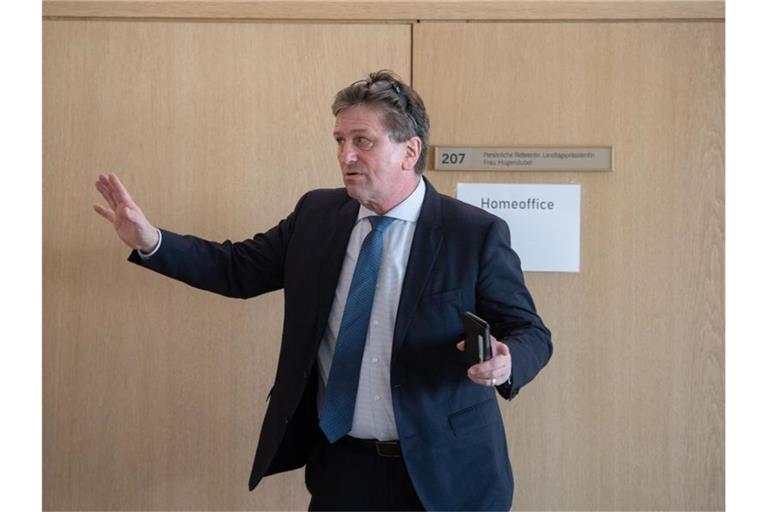 Manfred Lucha steht im Foyer des Landtags von Baden-Württemberg. Foto: Marijan Murat/dpa/Archivbild