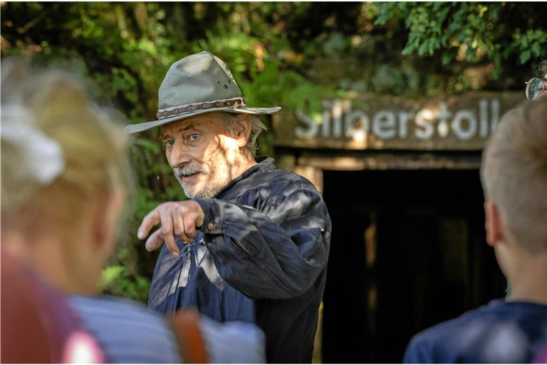 Manfred Pommerer vom Heimatverein Großerlach kennt den Silberstollen wie seine Westentasche und weiß viel darüber zu erzählen. Foto: Alexander Becher