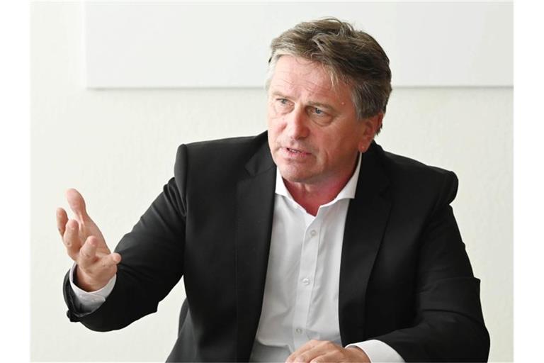 Manne Lucha (Grüne), Gesundheitsminister von Baden-Württemberg, beantwortet Fragen von Journalisten. Foto: Uli Deck/dpa/Archivbild