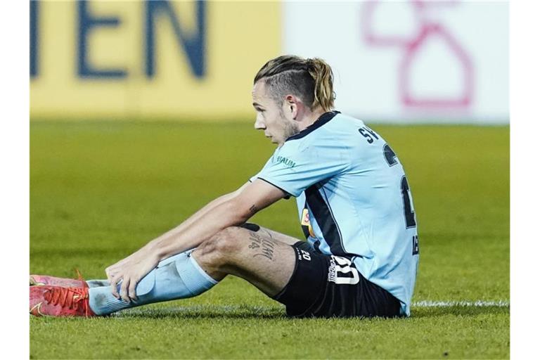 Mannheims Adrien Lebeau sitzt auf dem Spielfeld. Foto: Uwe Anspach/dpa/Archivbild